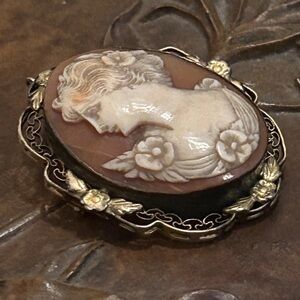 LEFT FACING Antique Heirloom Victorian Hand Carved Shell CAMEO PENDANT BROOCH